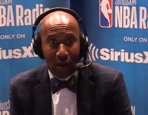 球员暖心动作感动全场（球员贴心举动温暖全场）