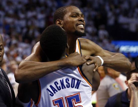 如何在足球场上保持心理稳定？（足球比赛中的心态管理指南）