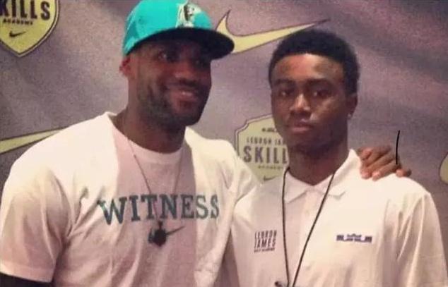 记者：莱比锡有意用霍伊伦取代谢什科，霍伊伦明确表示不想去（莱比锡考虑以霍伊伦顶替谢什科，但霍伊伦已明确拒绝加盟）