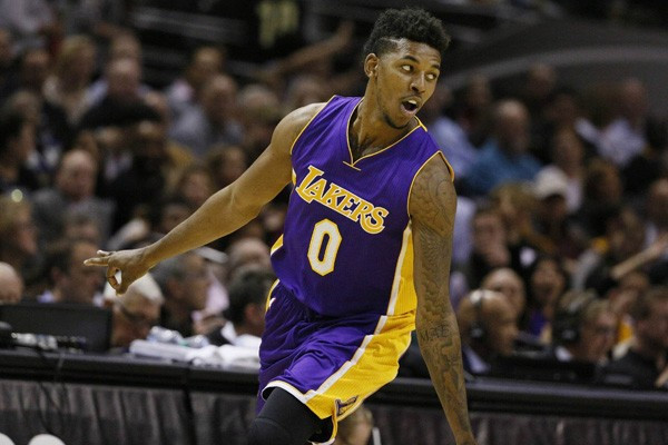 前一刻还在与民众招手，妻子抱着他大哭不止（刚才还对民众挥手致意，妻子此刻抱着他泣不成声）