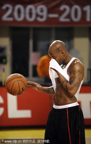 凯恩回应与巴萨传闻：我没和任何人接触，现在在拜仁很开心（凯恩谈巴萨传闻：未与任何人接触，在拜仁过得很开心）