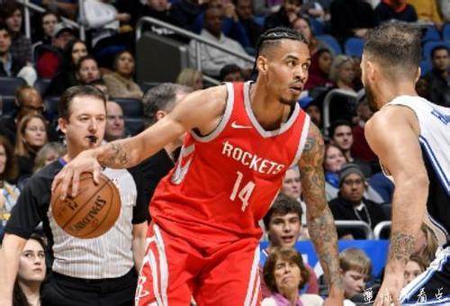 梅西赛前将球衣赠予安哥拉总统，总统回赠他一座纪念奖杯（赛前梅西赠球衣予安哥拉总统，对方回以纪念奖杯）