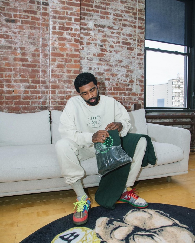 客场作战表现稳定 收获宝贵积分（客场稳健发挥 斩获关键积分）