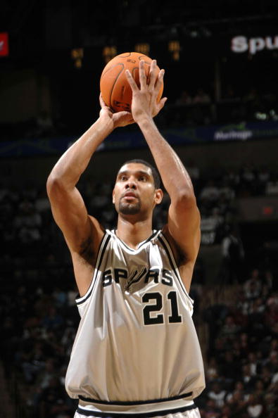 中超赛场争议判罚：VAR判罚引发讨论,（中超判罚风波：VAR介入引发热议）