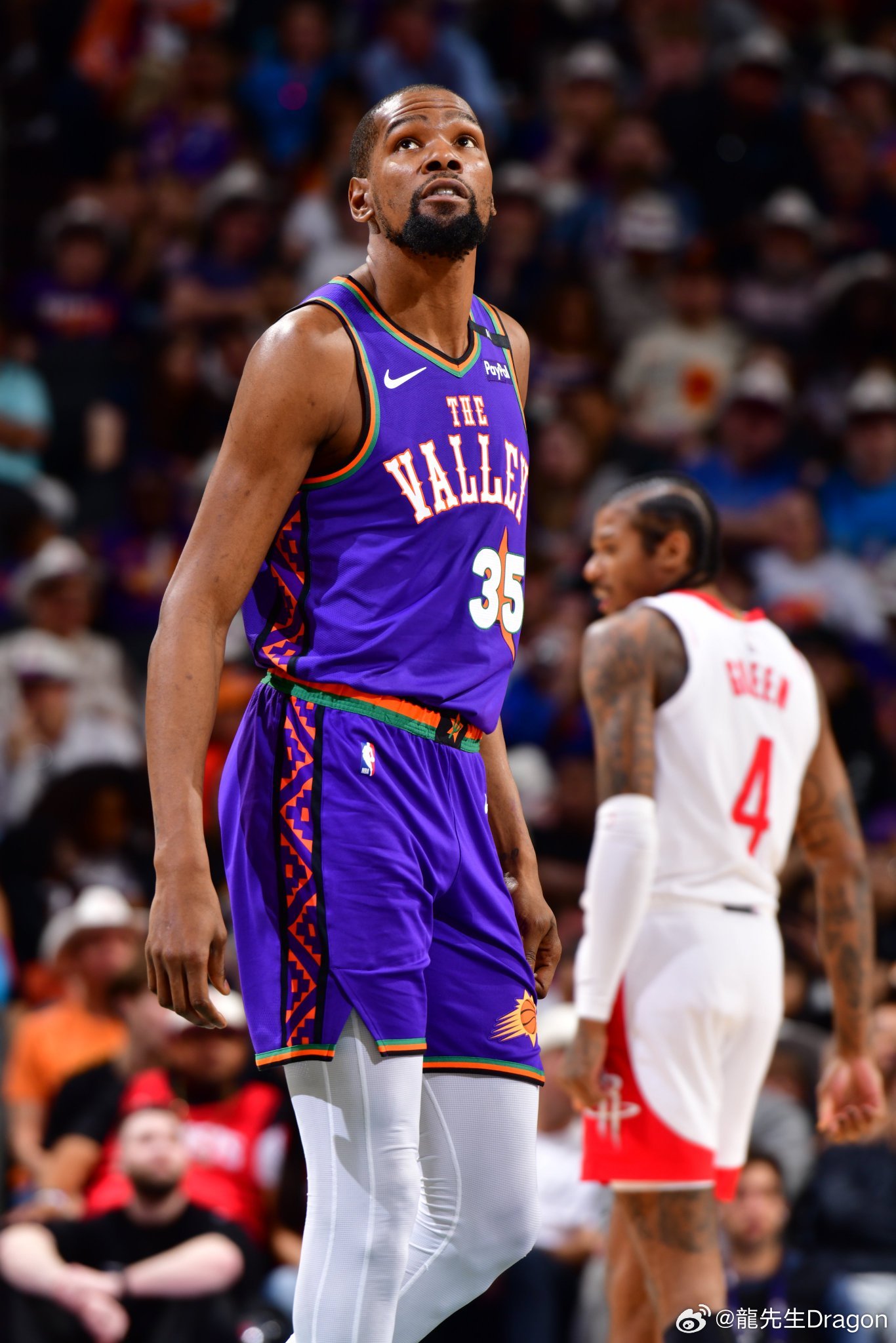 她的表现显 她的表现显